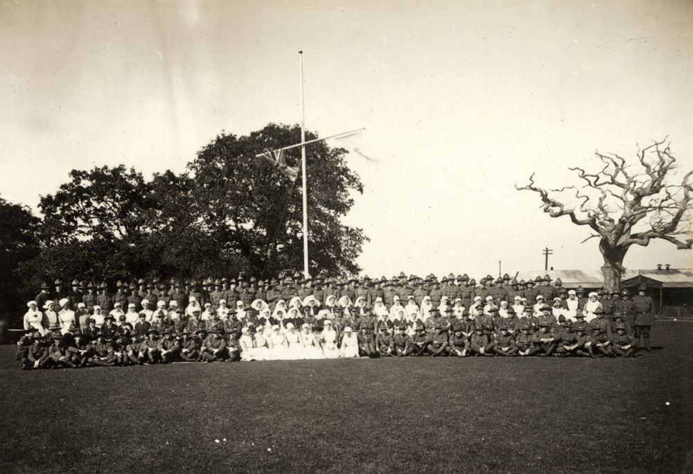 Staff of No 1 New Zealand General Hospital gather for a group photo on the lawn in front of the Hospital Headquarters. 